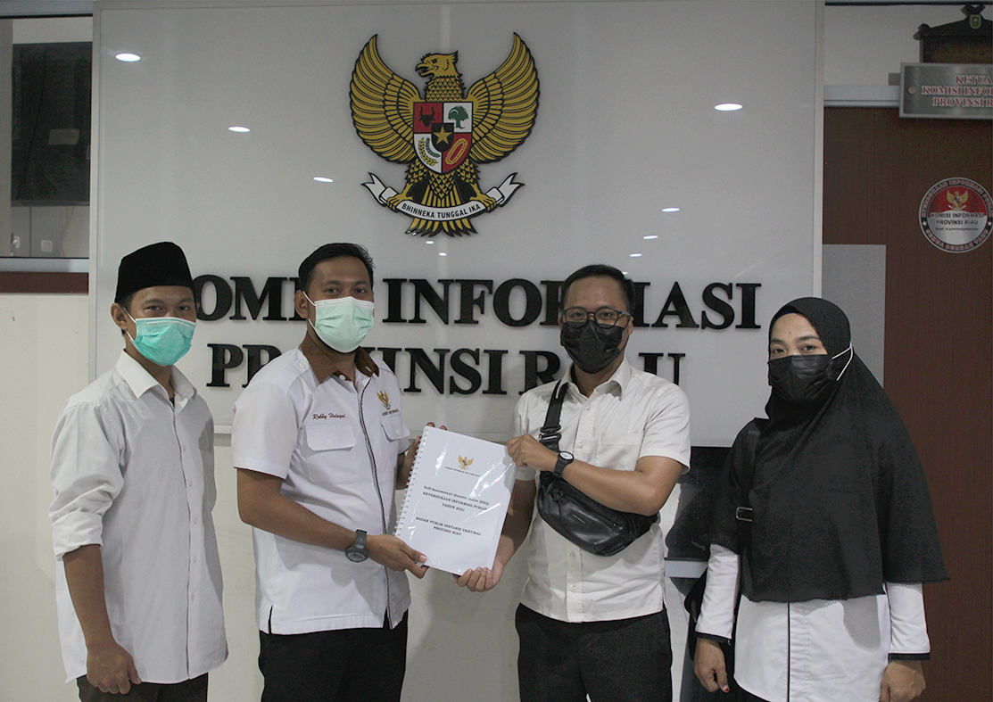Bawaslu Riau Serahkan SAQ Informasi Publik ke KI Riau