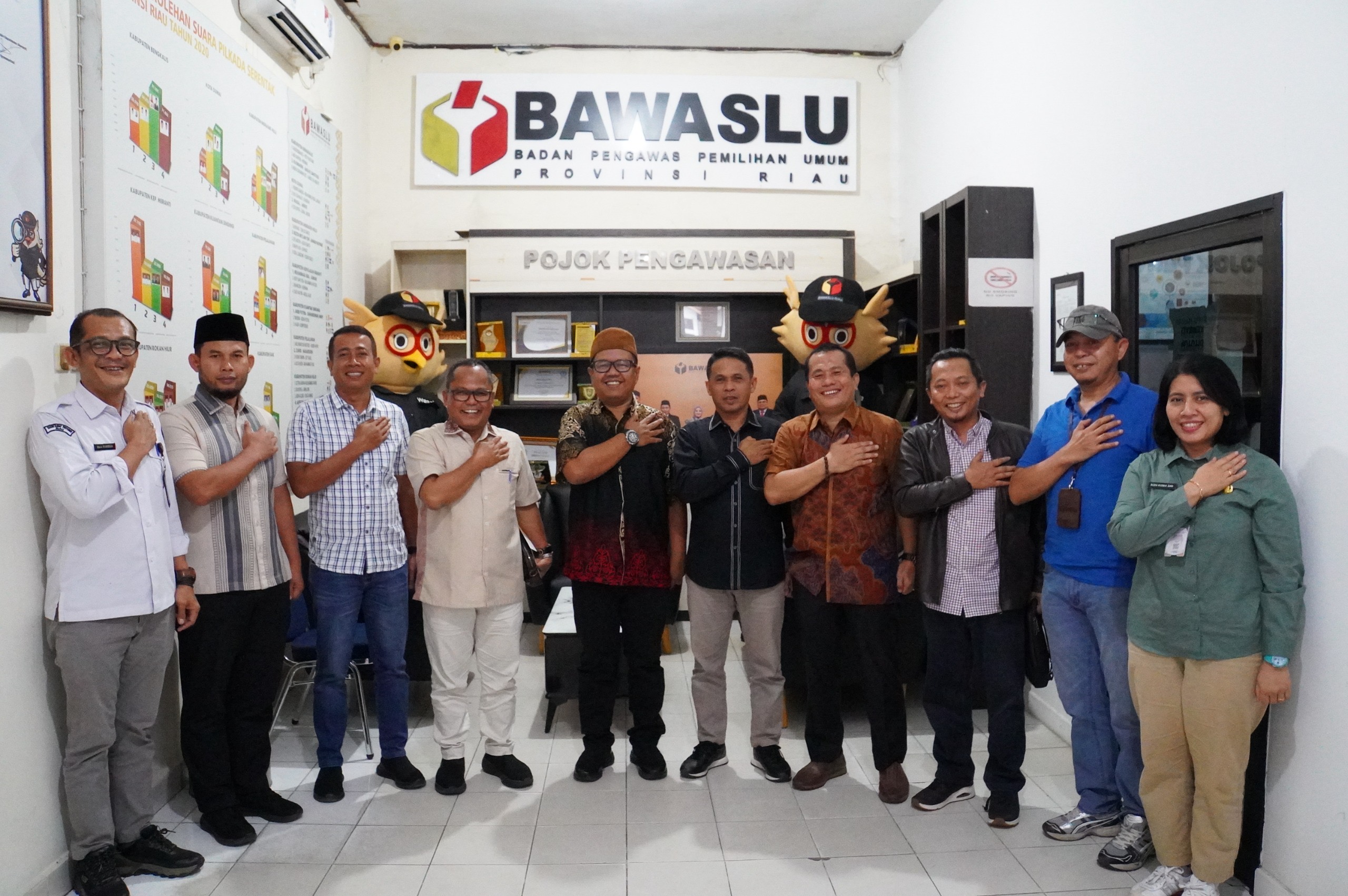 Bawaslu Provinsi Riau menerima kunjungan dari KPU Riau terkait PDPB