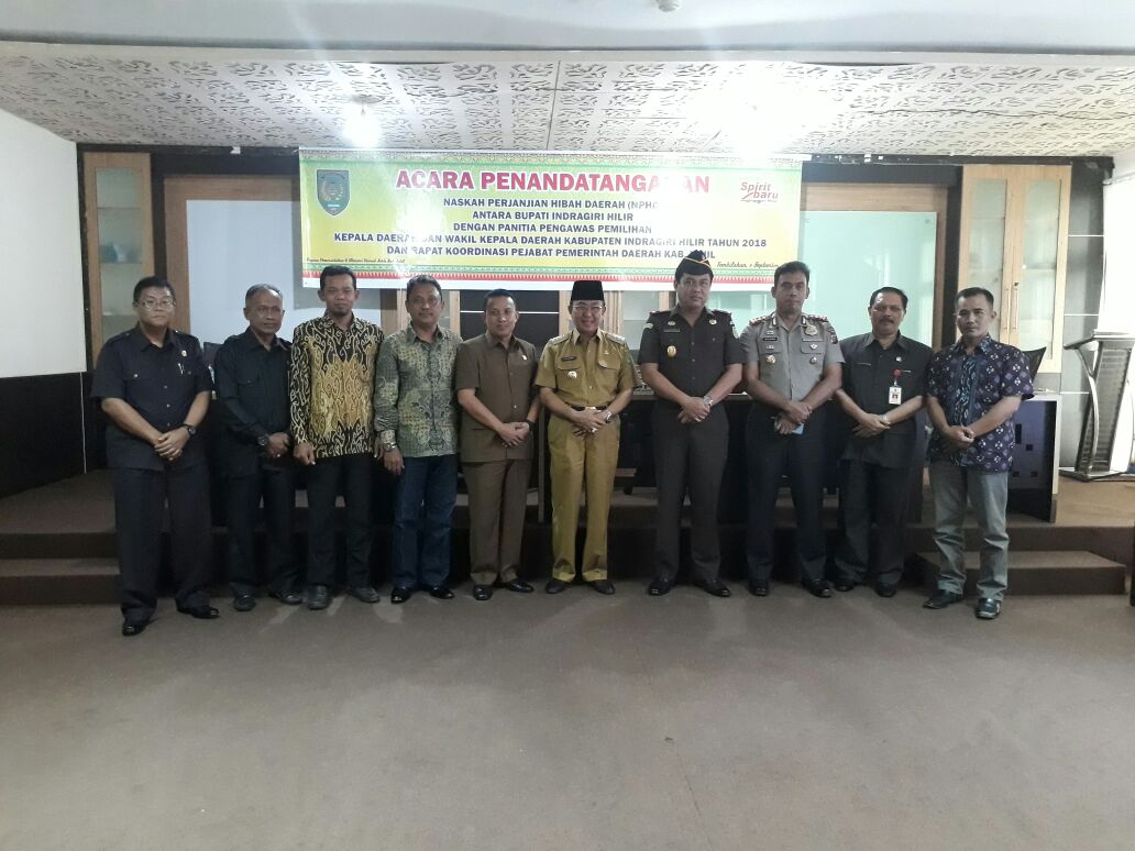 Usai Dilantik, Panwaslu Inhil Tanda Tangan NPHD Dengan Bupati Inhil
