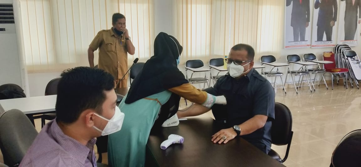 Pimpinan dan Pegawai Bawaslu Riau Laksanakan Vaksinasi Tahap Pertama