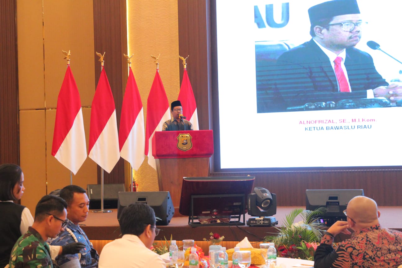 Ketua Bawaslu Riau Sampaikan Rambu-Rambu Pemilu di Hadapan Bupati/Walikota se-Riau