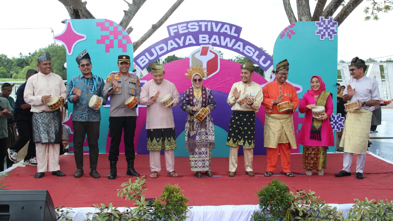 Hadiri Festival Budaya Siak, Lolly Ajak Masyarakat Menjadi Aktor Kepemiluan.