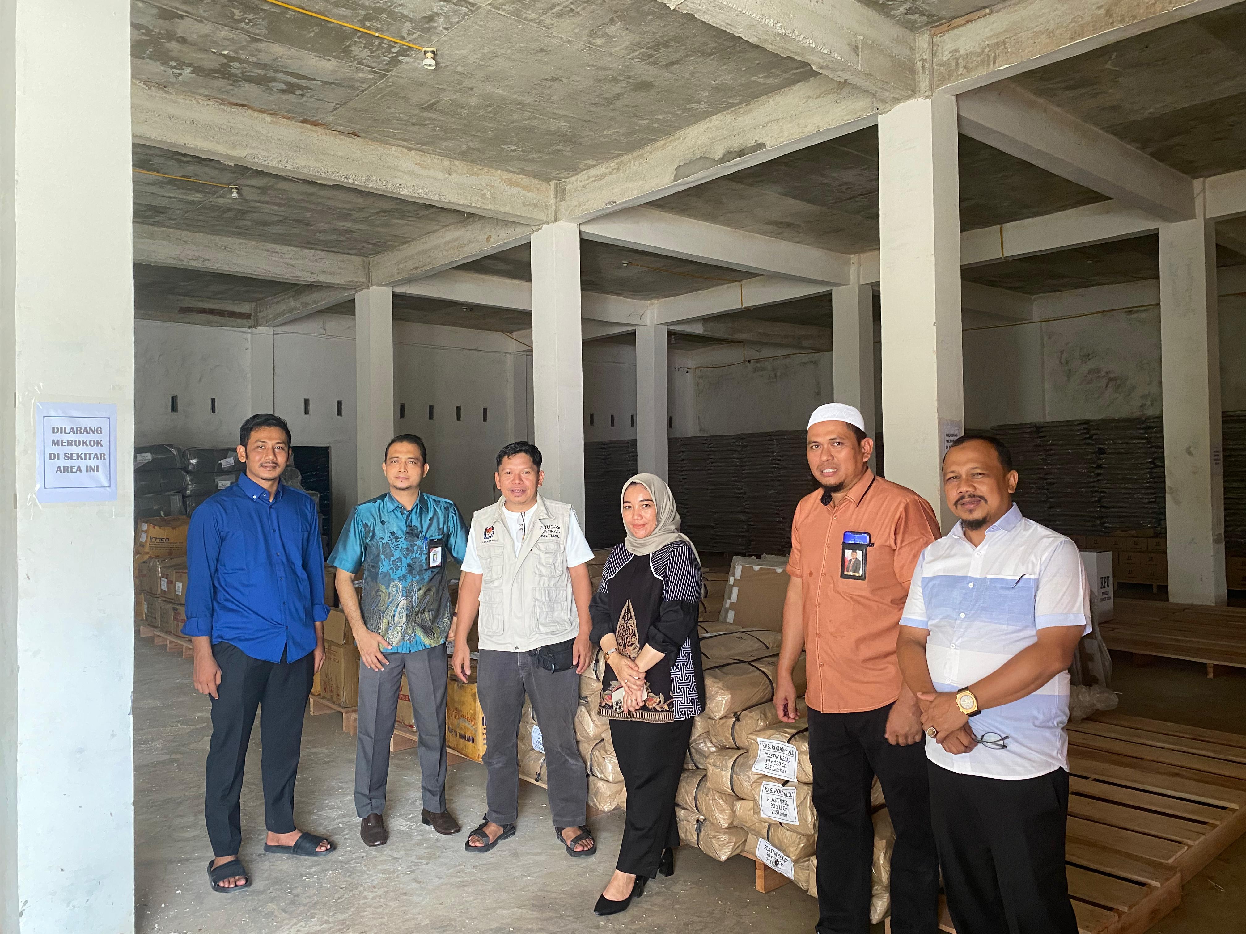 Pastikan Kondisi Logistik Pemilu, Patminah Tinjau Gudang KPU Rokan Hulu