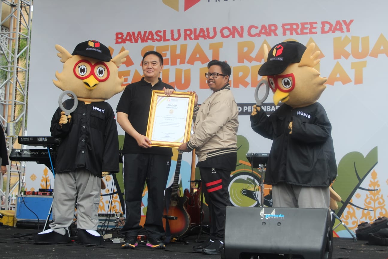 Bawaslu Riau Beri Penghargaan Kepada Kapolda Riau, Bersempena Event Car Free Day Patroli Masa Tenang