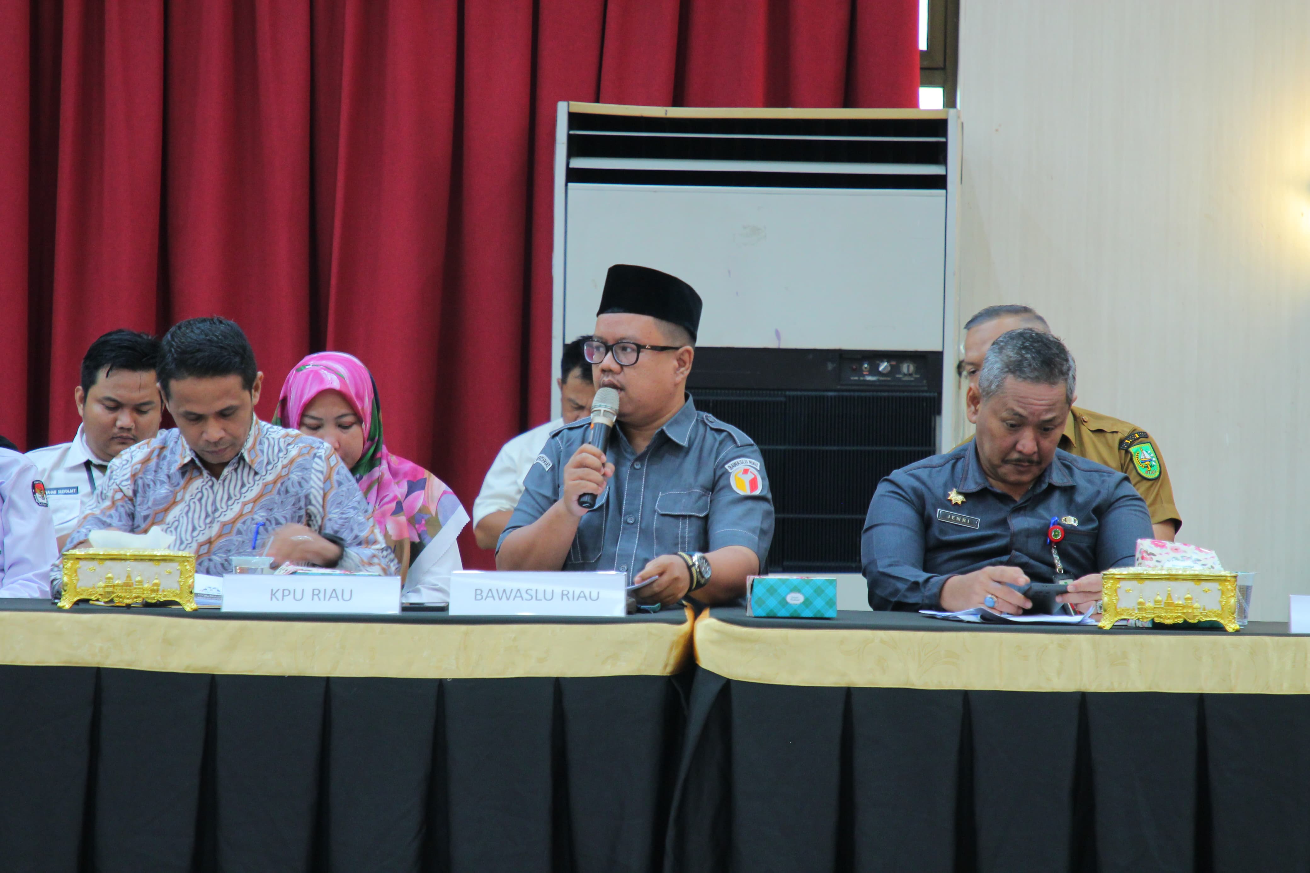 Ketua Bawaslu Riau Paparkan Hasil Pengawasan Pemilu dan Kesiapan Pengawasan PILKADA 2024 pada Rapat Bersama Komisi II DPR RI