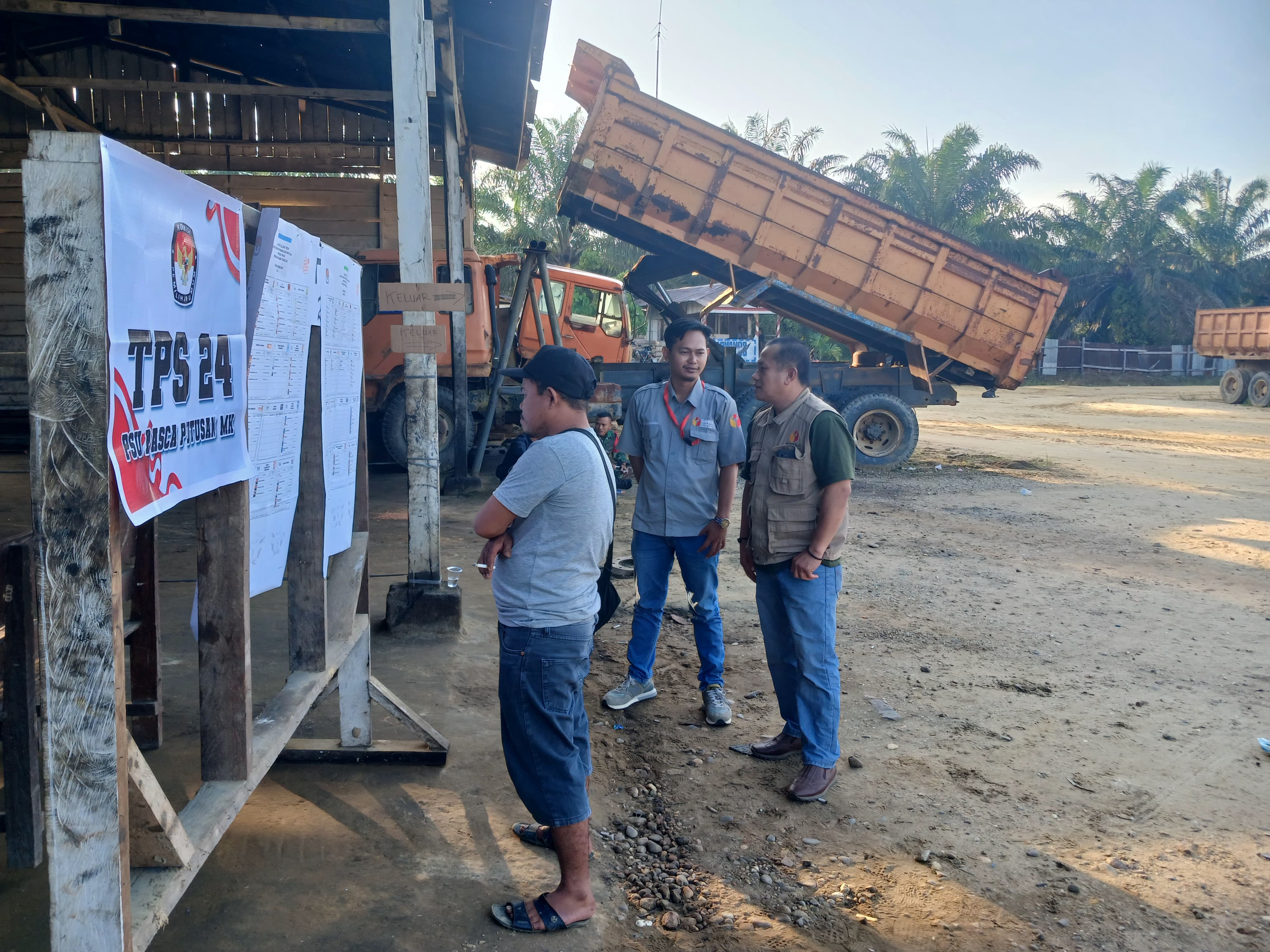 Lakukan Pengawasan Melekat PSU di Wilayah Terjauh Rokan Hulu, Amiruddin Edukasi Langsung Pengawas TPS