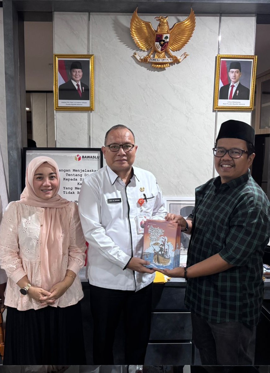 Puslitbangdiklat Bawaslu RI Apresiasi Penyerahan Buku Bawaslu Provinsi Riau