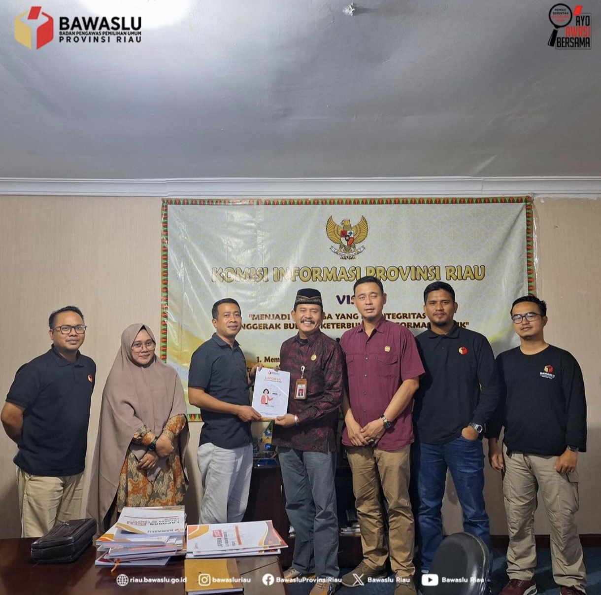 Wujudkan keterbukaan layanan informasi Publik, Bawaslu Se Provinsi Riau serahkan laporan Layanan Informasi Publik tahun 2023 ke Komisi Informasi