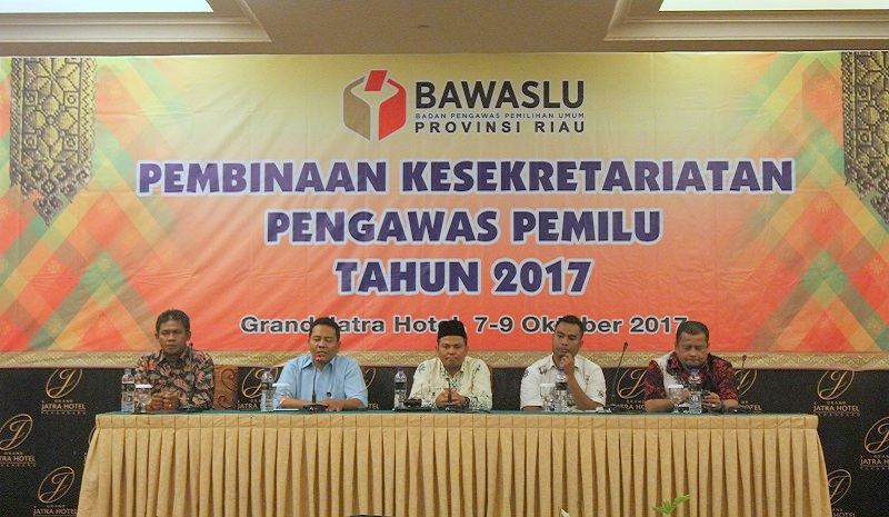 Bawaslu Riau Lakukan Pembinaan Kesekretaritan Pengawas Pemilu Tahun 2017