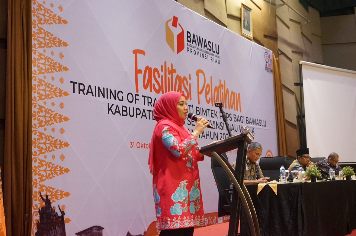 Buka ToT Bimtek PTPS, Ketua Bawaslu Riau Sampaikan Tiga Karakter yang Harus Dimiliki Pengawas Pemilu