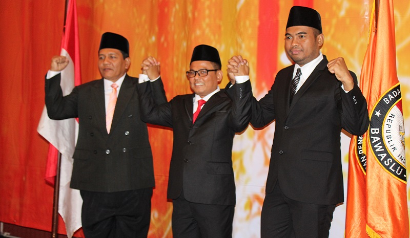 Anggota Bawaslu Riau Periode 2017-2022 Resmi Dilantik