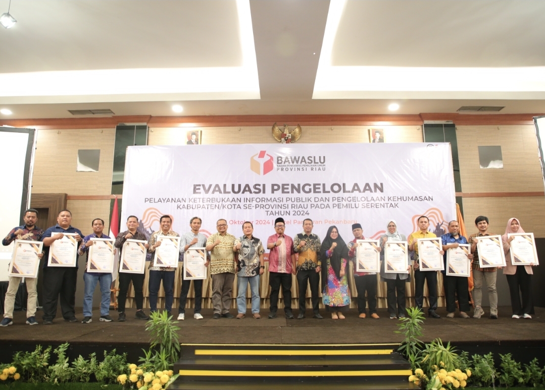 Evaluasi Keterbukaan Informasi Publik dan Pengelolaan Kehumasan, Bawaslu Riau Berikan Anugerah ke Bawaslu Kabupaten/Kota