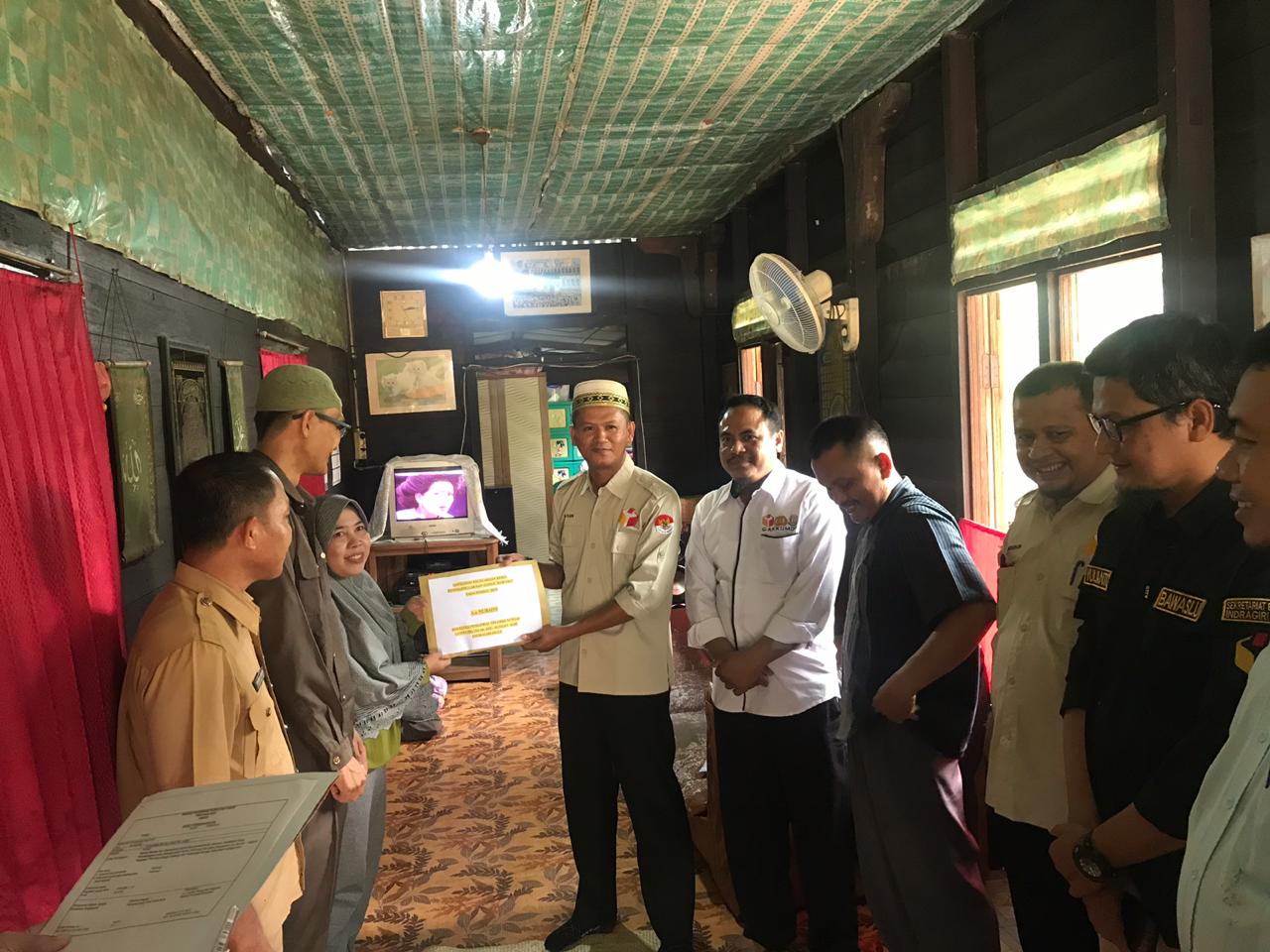 Keguguran Saat Bertugas, Pengawas Pemilu di Inhu Terima Santunan Dari Bawaslu Riau