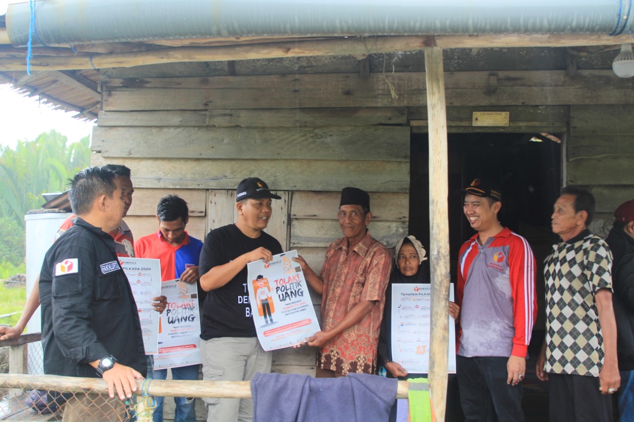 Bawaslu Riau Sosialisasi Aturan Pilkada Hingga Desa Teluk Pulai