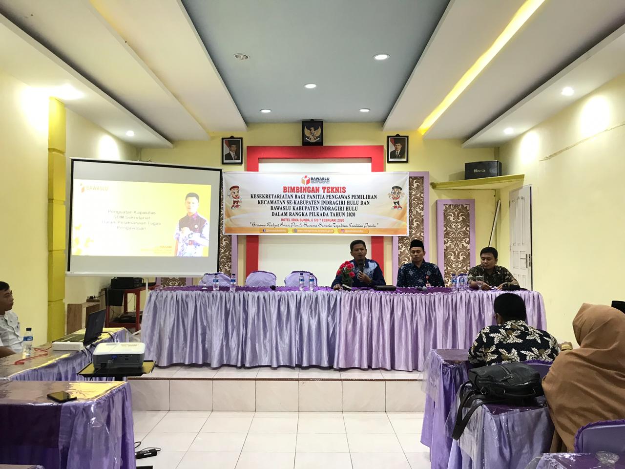 Bawaslu Riau Berikan Materi Bimtek ke Sekretariat Panwascam se-Kabupaten INHU