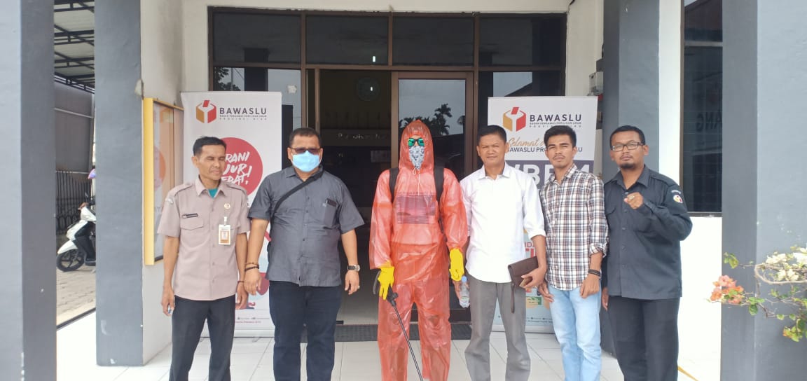 Cegah Covid-19, Kepala Sekretariat Bawaslu Riau Semprot Cairan Desinfektan pada Semua Ruangan Kerja