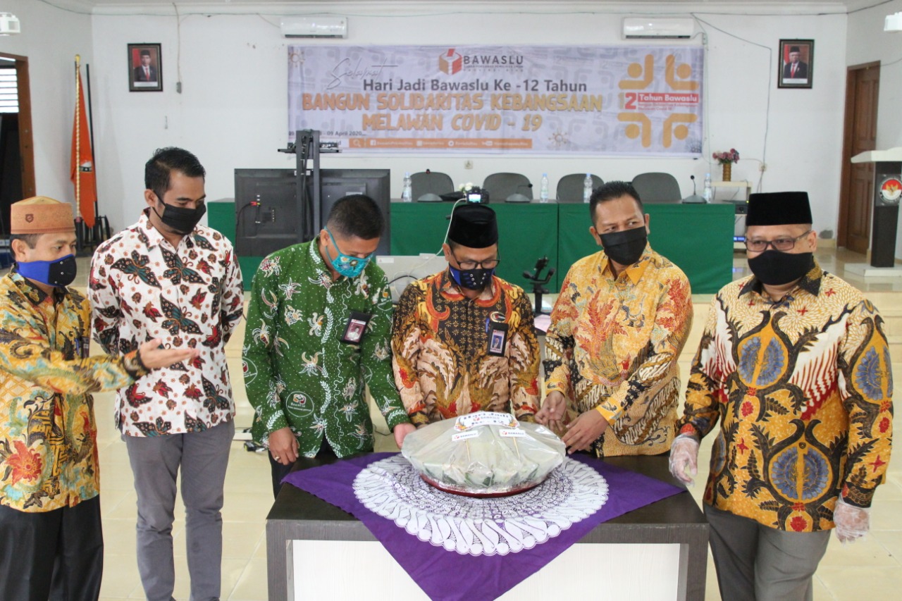 Peringati HUT Bawaslu ke-12, Abhan: â€œMari Kita Saling Membantu dalam Melawan Covid-19â€