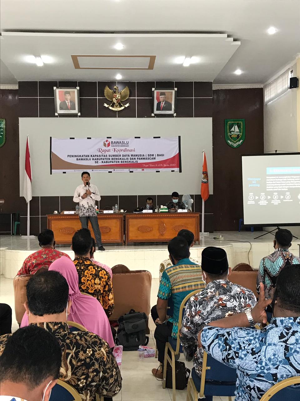 Pimpinan Bawaslu Riau Ajak Jajaran Pengawas Pemilu untuk Selalu Membangun Komunikasi yang Baik dengan Semua Pihak