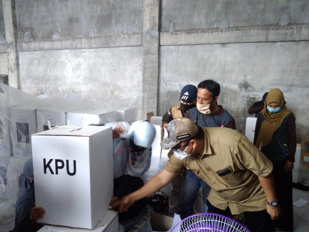 Kepala Sekretariat Bawaslu Riau Tinjau Kelengkapan Logistik Pilkada Dumai
