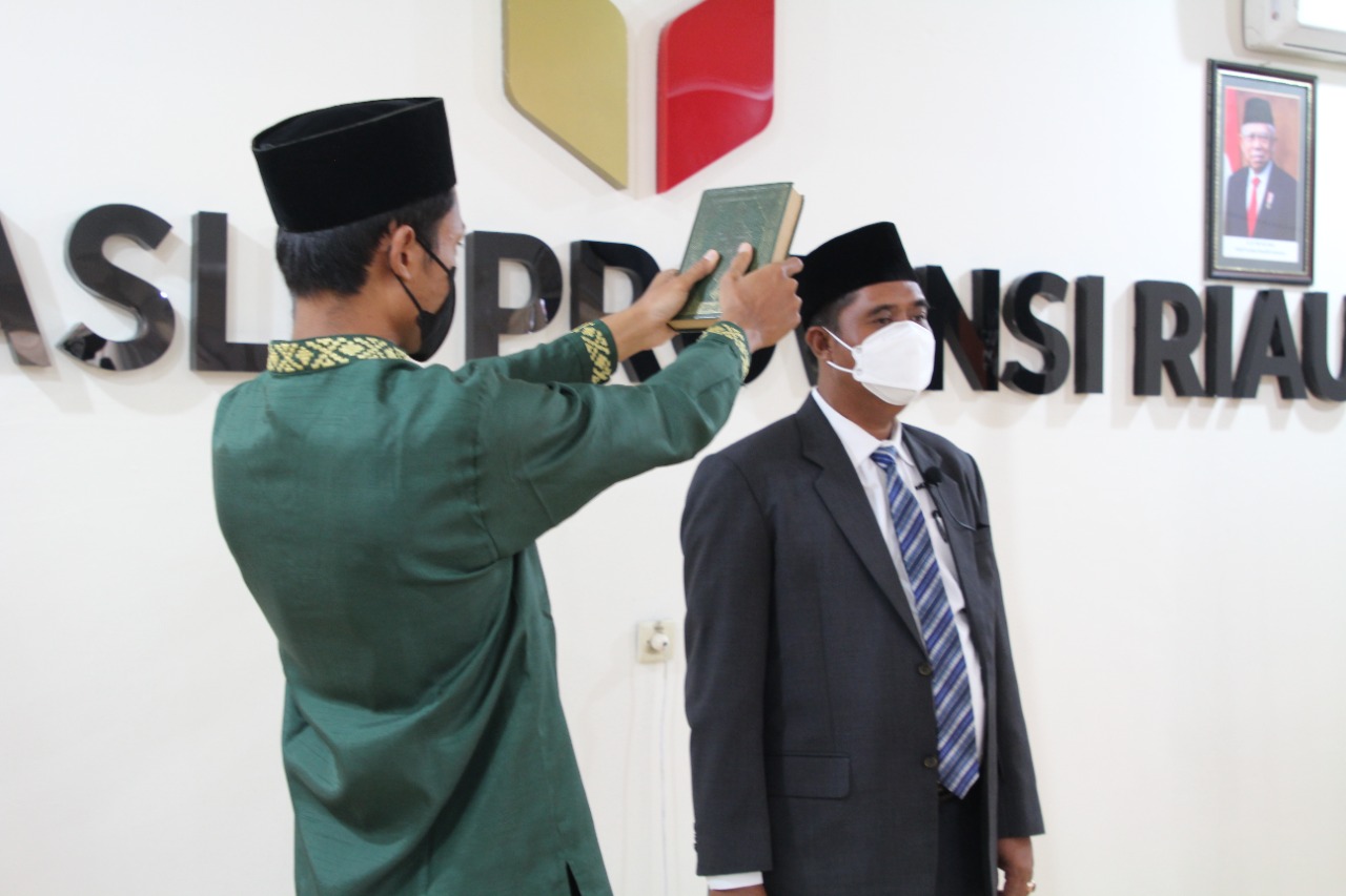 Gunawan Suswantoro Lantik Gushendri Jadi Kepala Bagian Bawaslu Riau
