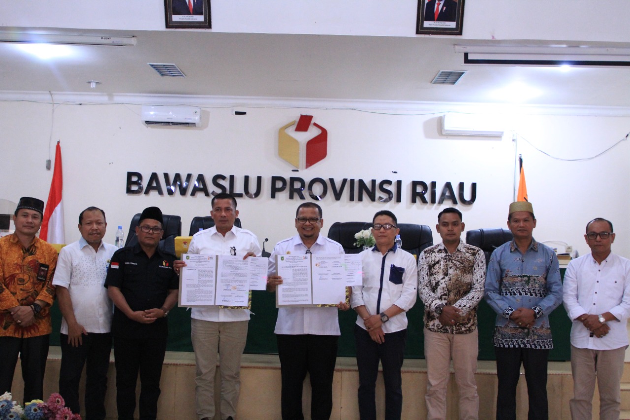 Bawaslu Riau Terima Hibah Satu Unit Mobil Dari Pemda Kabupaten Kepulauan Meranti