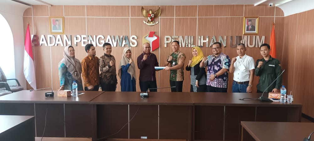 Tim Seleksi Calon Anggota Bawaslu Provinsi Riau, Serahkan Enam Nama Ke Bawaslu RI