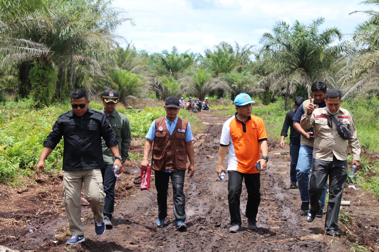Kawal Hak Pilih, Anggota Bawaslu Riau Patroli Coklit Daerah Perbatasan