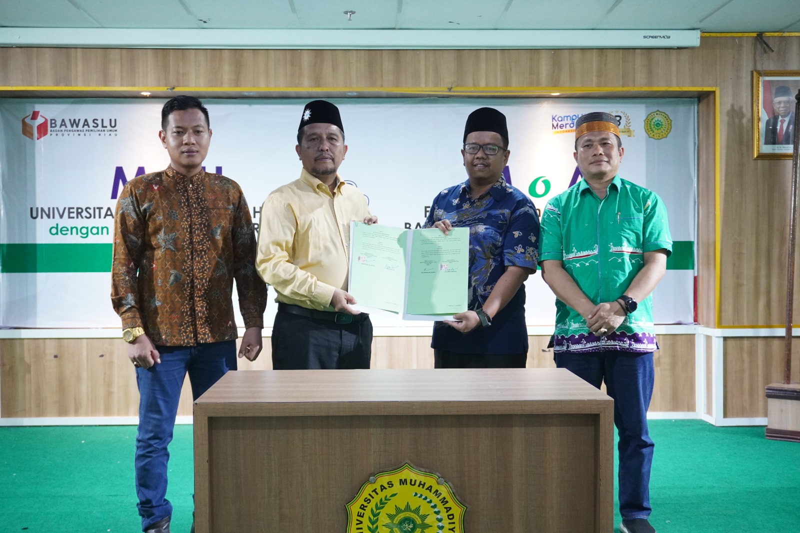 Bawaslu Provinsi Riau Bersama 11 Bawaslu Kabupaten/Kota di Provinsi Riau Menandatangani MoU dan MoA dengan UMRI