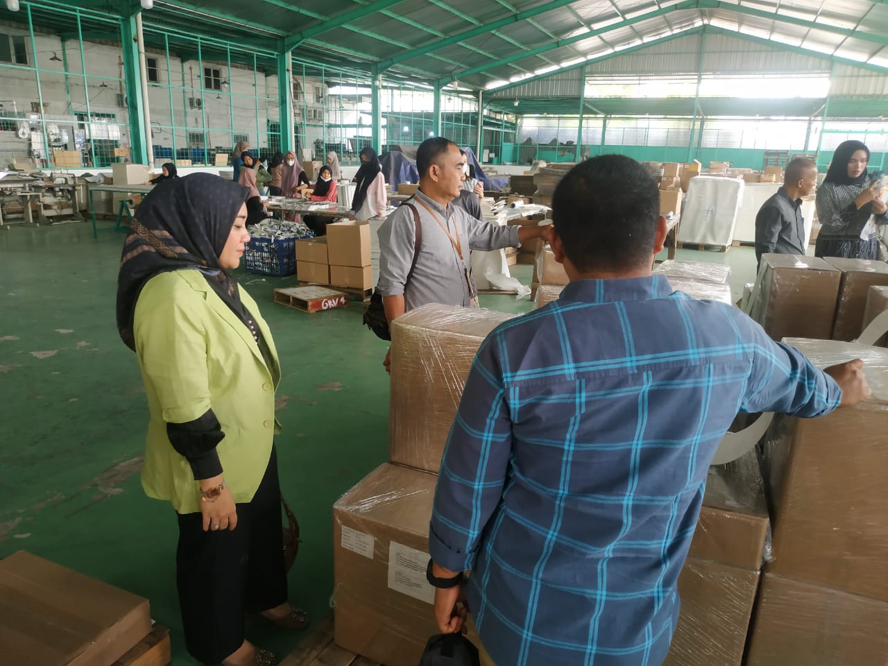 Awasi Pengadaan Logistik Pemilu, Patminah Tinjau Pabrik Pencetakan Segel di Bekasi