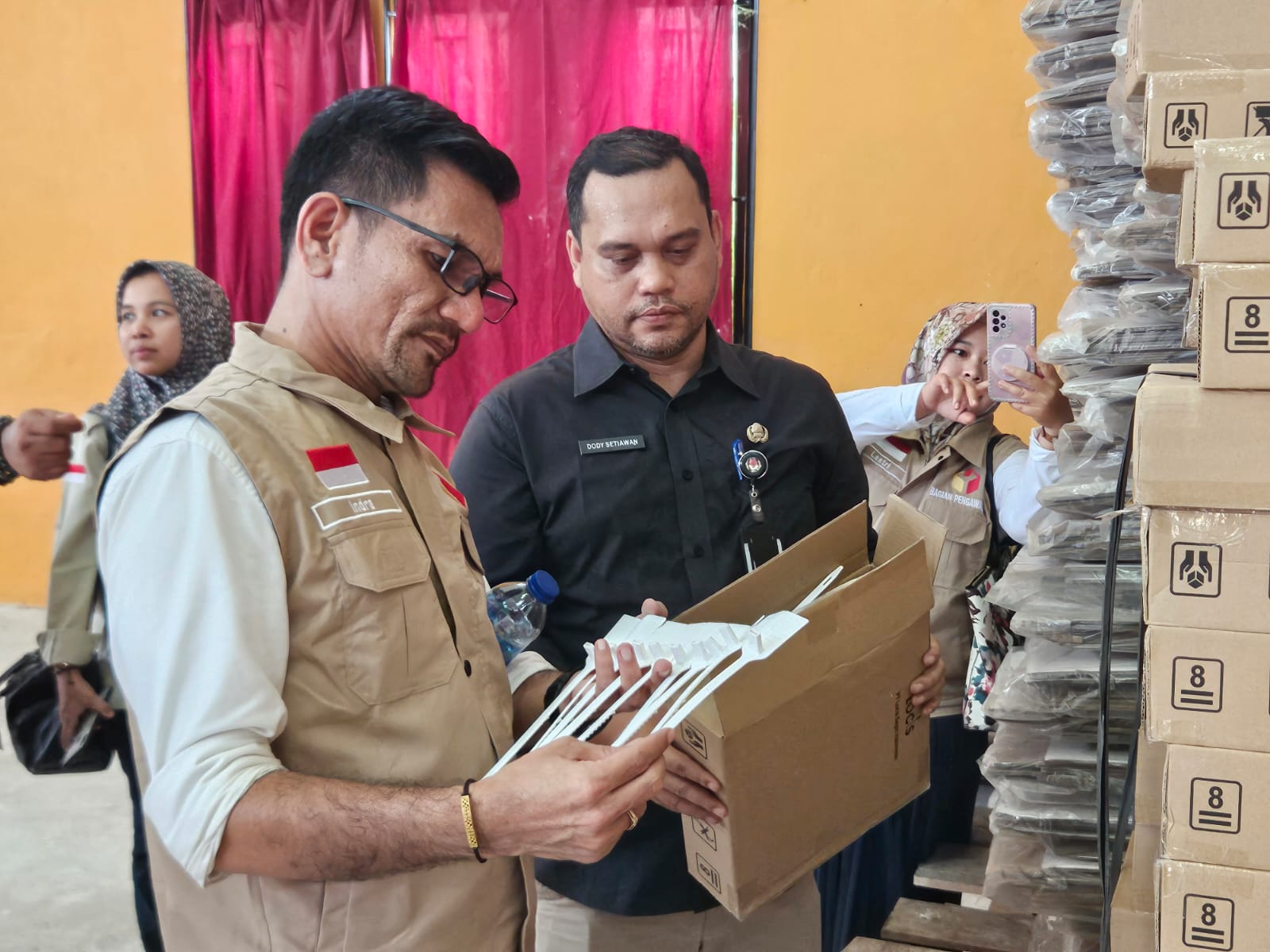Pastikan Kualitas dan Kuantitas Logistik Pemilu, Indra Khalid Nasution Tinjau Gudang Logistik KPU Bengkalis