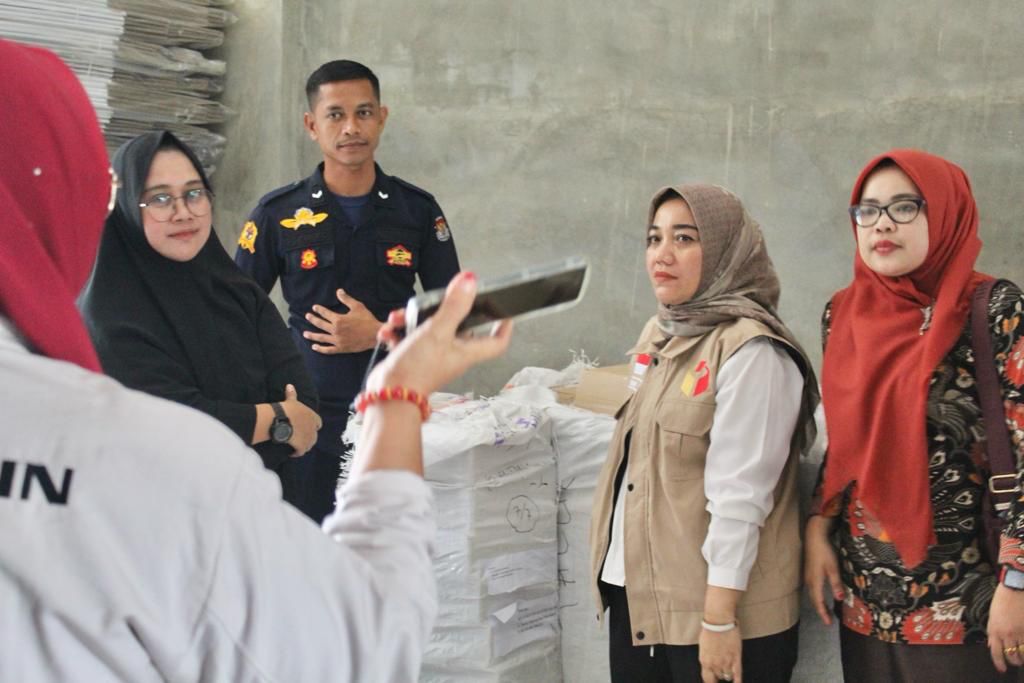 Patminah Tinjau Langsung Gudang Logistik KPU Kabupaten Kuantan Singingi
