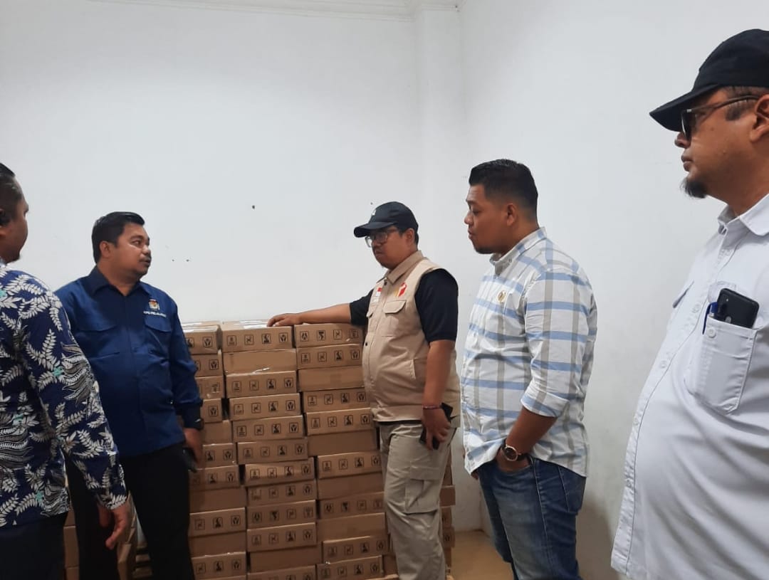 Ketua Bawaslu Riau Melakukan Peninjauan ke Gudang Logistik Pemilu Kabupaten Pelalawan