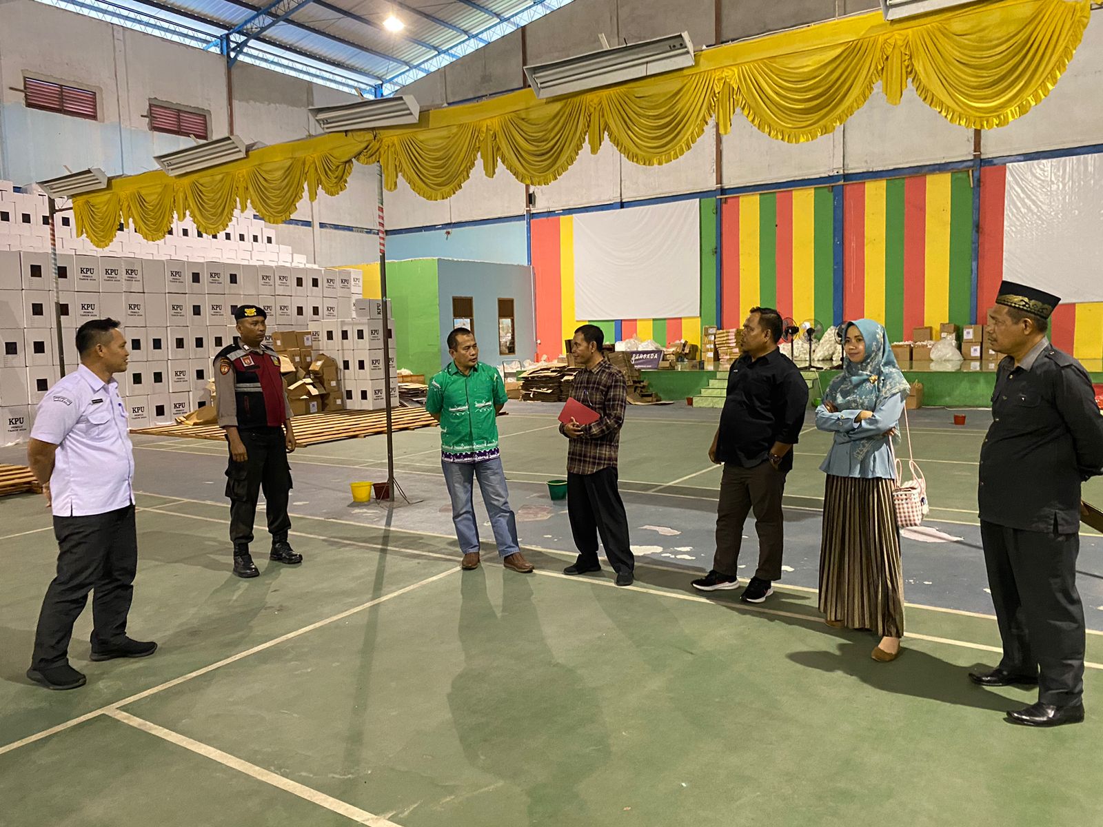 Kunjungi Gudang Logistik Dumai, Amir Pastikan Teknis Pelipatan Surat Suara Aman