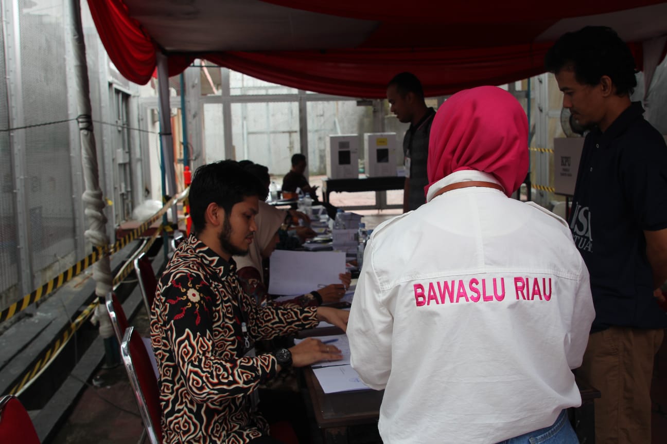 Lindungi Hak Pilih,Bawaslu Riau Tinjau pencoblosan di Rutan Sialang Bungkuk