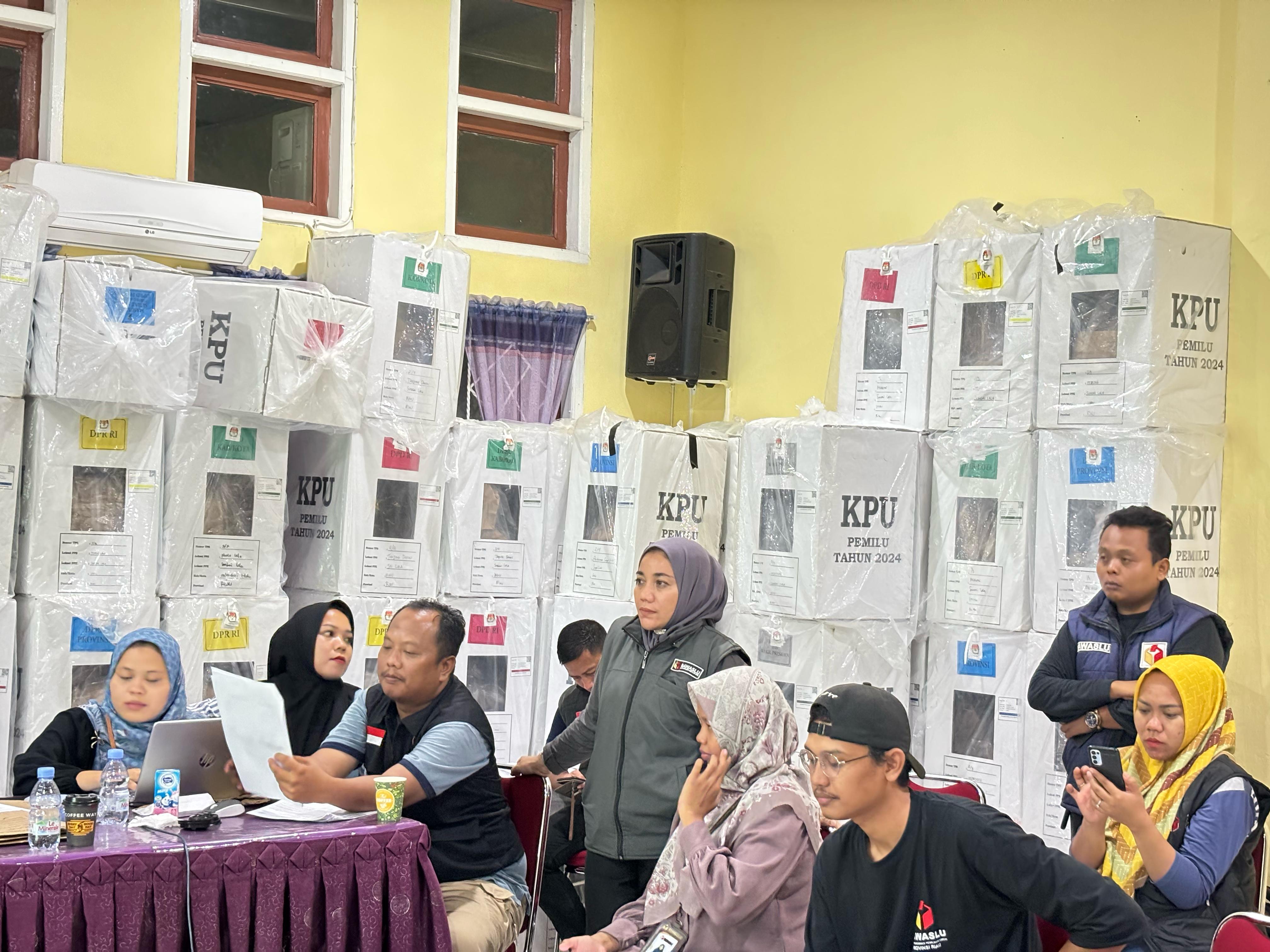 Patminah Lakukan Monitoring Pengawasan Rekapitulasi Hasil Penghitungan Suara di Kecamatan Terjauh Indragiri Hulu