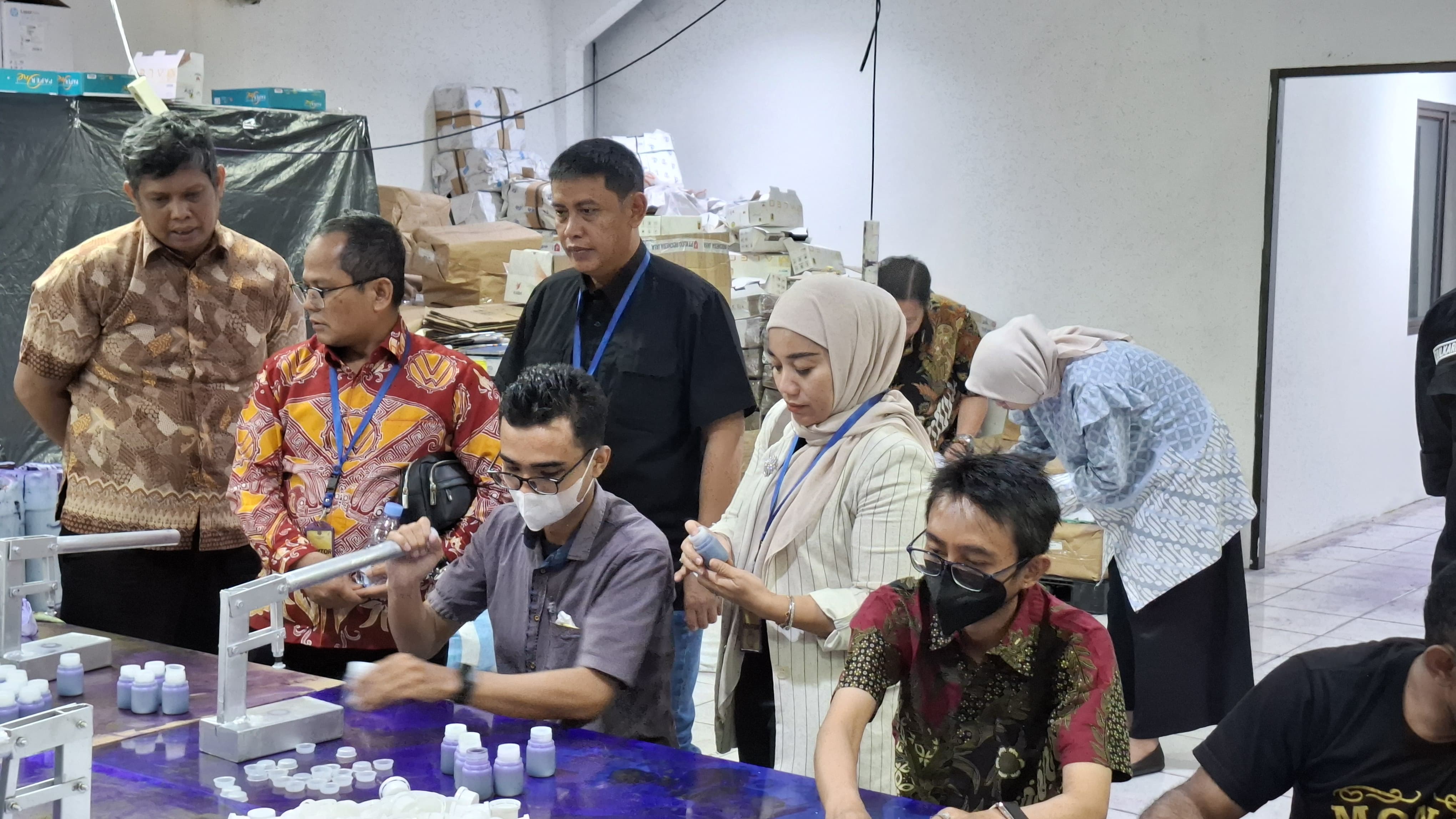 Pastikan Pengiriman Logistik Pemilihan Tepat Waktu, Bawaslu Riau Lakukan Pengawasan Melekat Ke Produsen