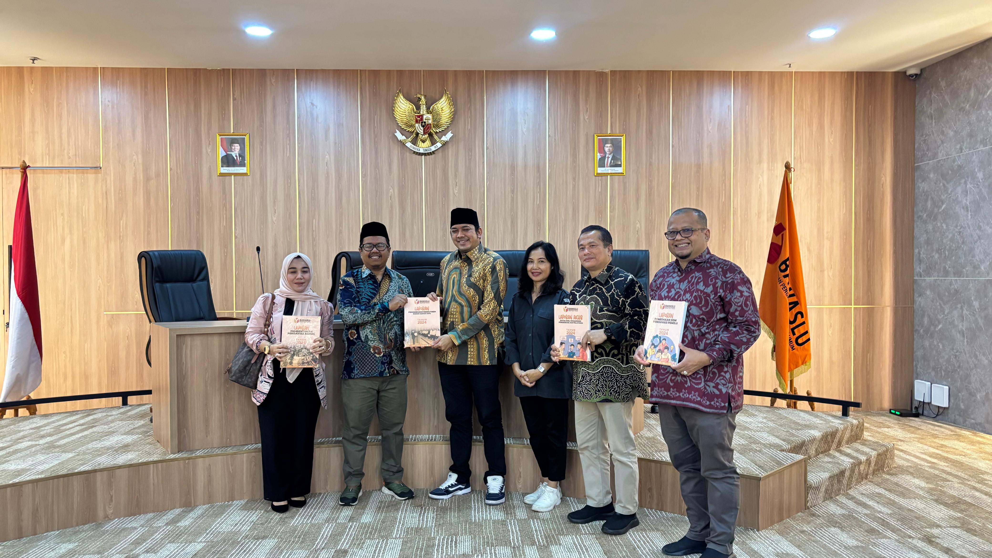 Bawaslu Riau Serahkan Laporan Pelaksanaan Tugas Tahun 2024 kepada Bawaslu RI