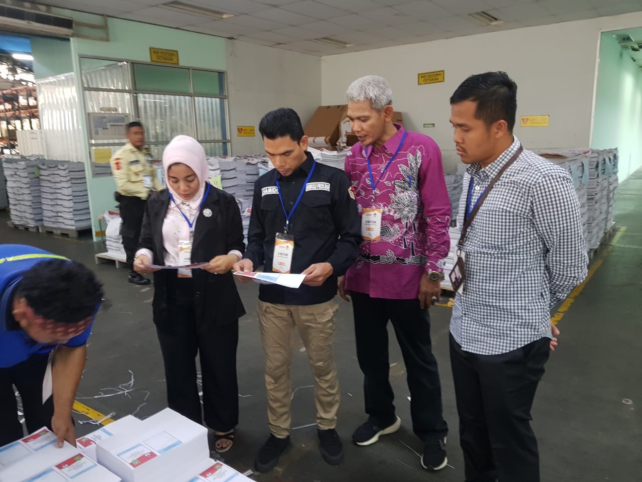 Anggota Bawaslu Riau Cek Langsung Proses Produksi Surat Suara Pilkada Riau