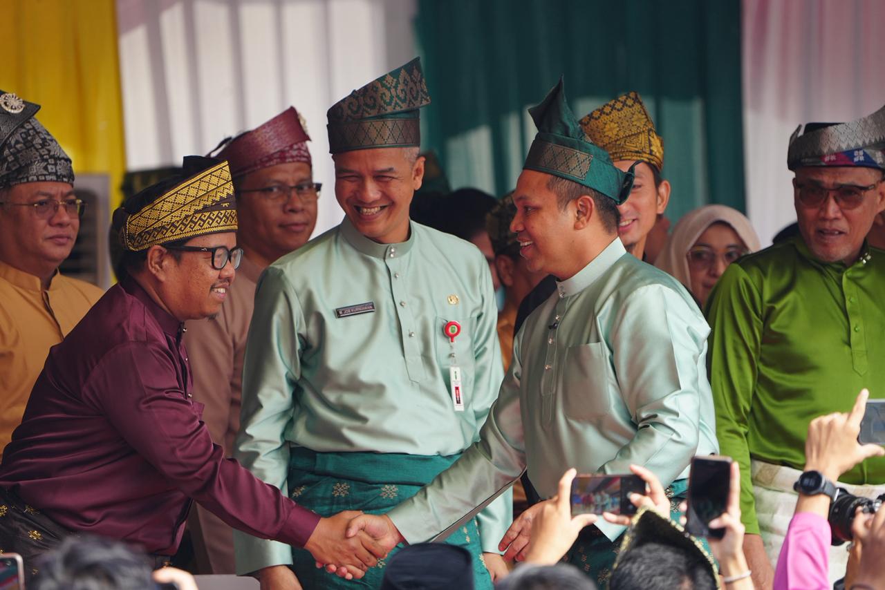 Bawaslu Riau Hadiri Peringatan HUT ke-68 Provinsi Riau di Kantor Gubernur dan Rapat Paripurna DPRD