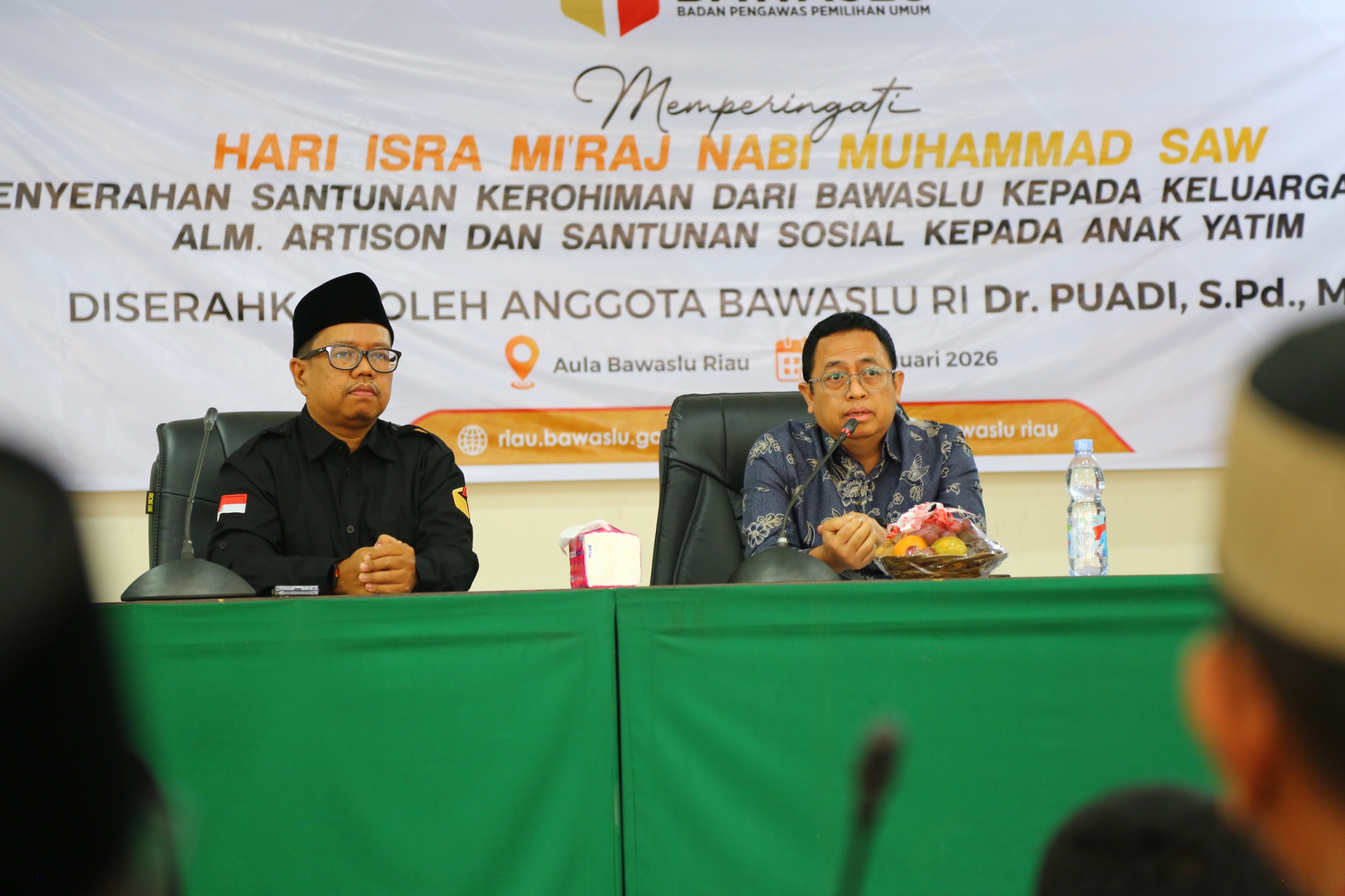 Ketua Bawaslu Provinsi Riau (kiri) dan Anggota Bawaslu Puadi (kanan) dalam penyerahan Dana Kerohiman Ke Keluarga Staf Bawaslu Riau yang Wafat