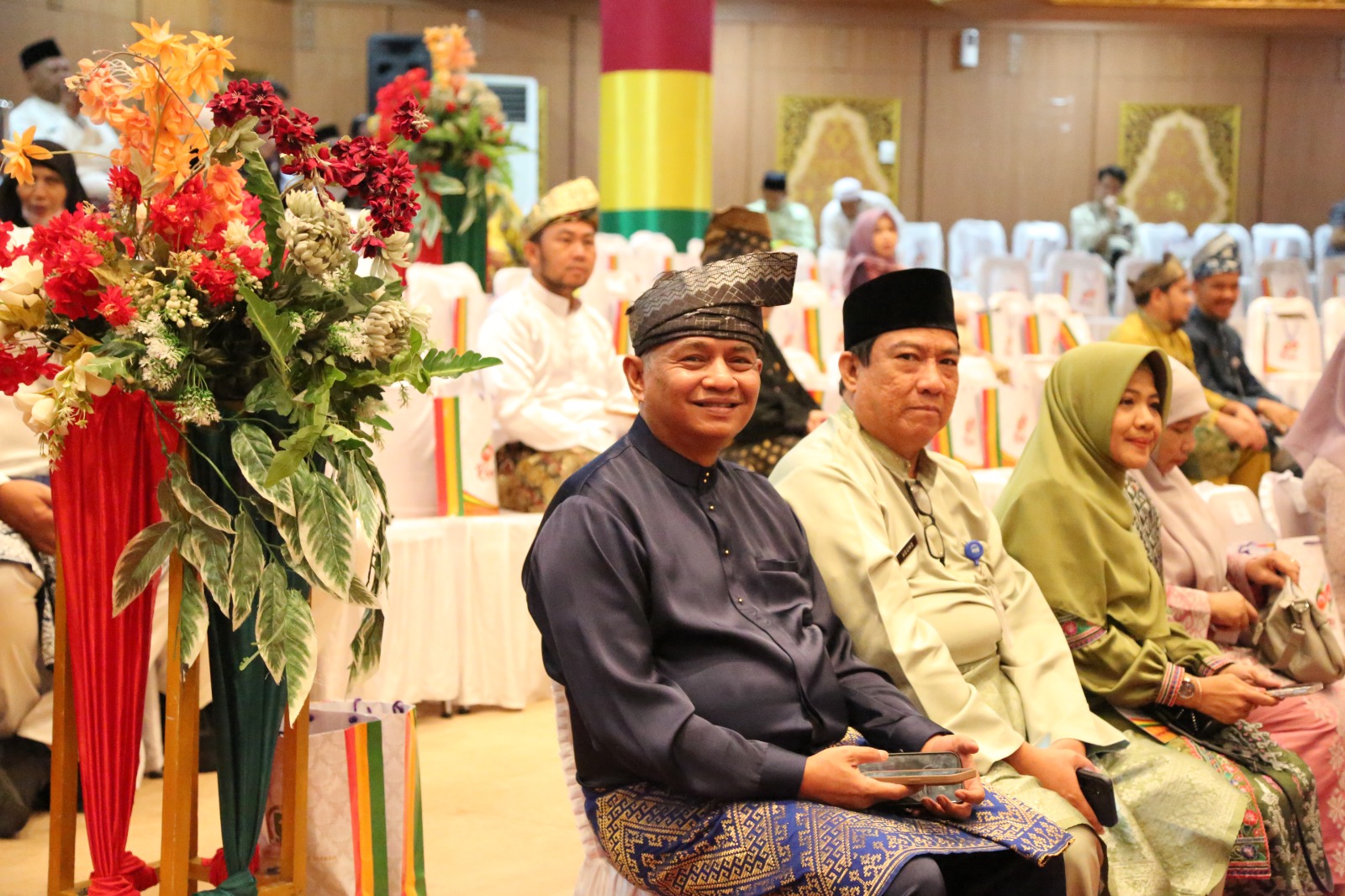 Foto Kepala Sekretariat Bawaslu Provinsi Riau menghadiri Rapat Paripurna DPRD Provinsi Riau dalam rangka memperingati Hari Jadi ke-69 Provinsi Riau