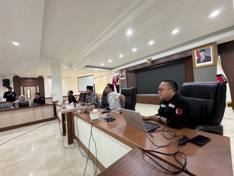 Pimpinan Bawaslu Riau, Indra Khalid Nasution bersama staf Bawaslu Riau
