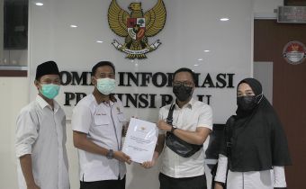 Bawaslu Riau Serahkan SAQ Informasi Publik ke KI Riau