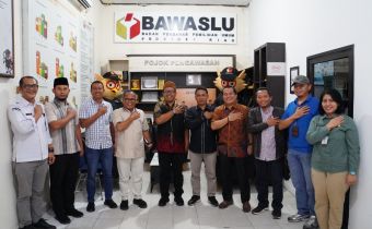 Bawaslu Provinsi Riau menerima kunjungan dari KPU Riau terkait PDPB