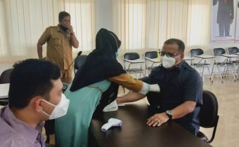 Pimpinan dan Pegawai Bawaslu Riau Laksanakan Vaksinasi Tahap Pertama