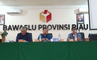 â€œHadapi Pemilu 2024, Bawaslu Riau Petakan Potensi Sengketa  Verifikasi Parpol  Pemilu  Serta Bagikan Sertifikat Mediator bagi Bawaslu Kabupaten/Kotaâ€