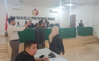 Bawaslu Riau Gelar Sidang Kedua Dugaan Pelanggaran Administrasi Pemilu, KPU Indragiri Hulu Hadirkan Kabag Hukum dan SDM Sebagai Saksi