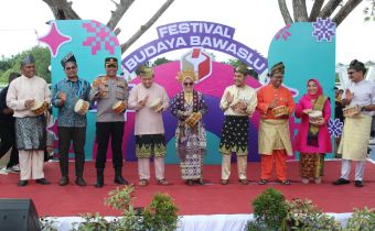 Hadiri Festival Budaya Siak, Lolly Ajak Masyarakat Menjadi Aktor Kepemiluan.