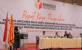 Bawaslu Riau Laksanakan Raker Penyerahan RAB Bawaslu Kabupaten/Kota se-Provinsi Riau Tahun Anggaran 2024