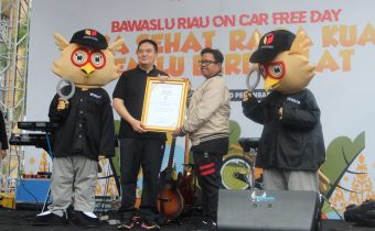 Bawaslu Riau Beri Penghargaan Kepada Kapolda Riau, Bersempena Event Car Free Day Patroli Masa Tenang
